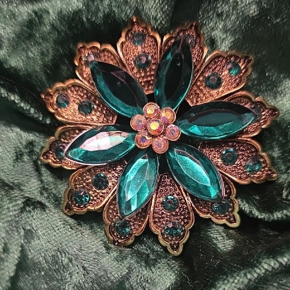 Jewelry - Striking Emerald Green Floral Brooch